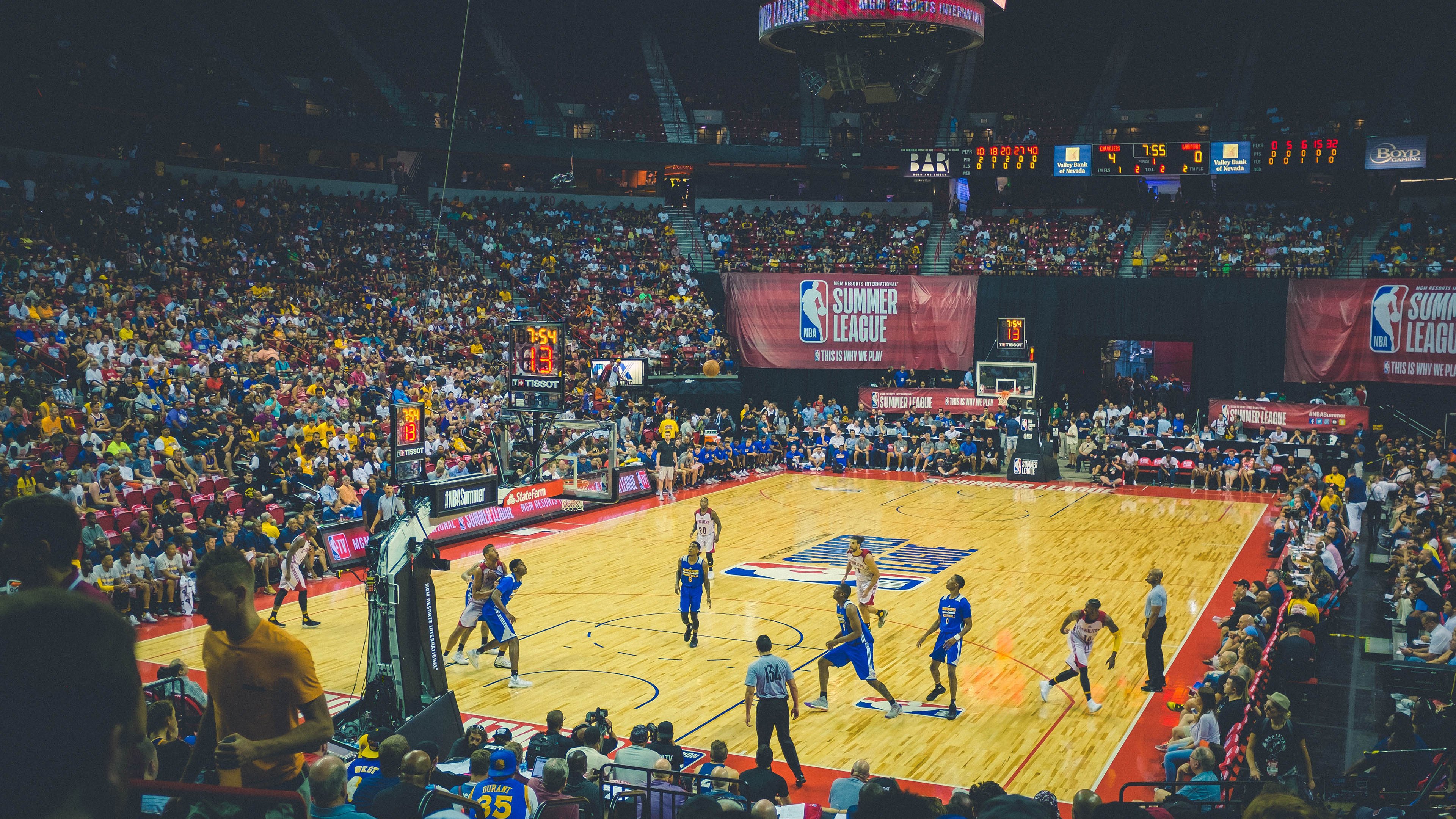 意外拳击裁判被指误判引风波，拳击误伤裁判视频